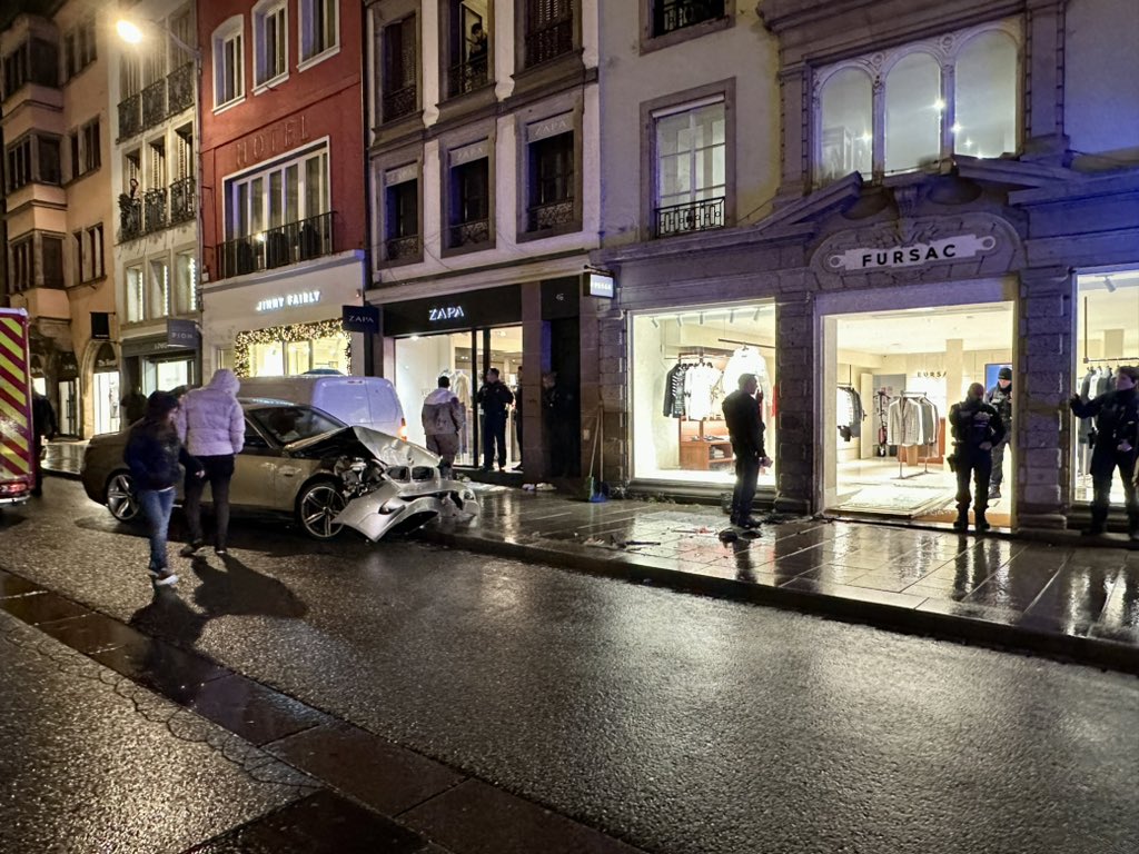 PokaaTeam's tweet photo. Gros accident impliquant une BMW rue du vieux marché aux poissons. La vitrine de la boutique de FURSAC a éclaté sous le choc 💥🚙🙃

La conduite audacieuse du conducteur n’y serait pas pour rien…

(📸 : Mahhieu Walher)
#strasbourg https://t.co/SEpA9cb0zB