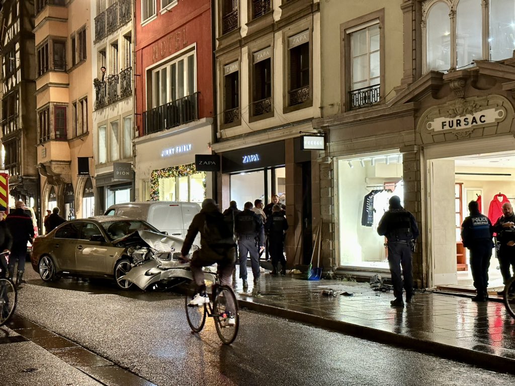 PokaaTeam's tweet photo. Gros accident impliquant une BMW rue du vieux marché aux poissons. La vitrine de la boutique de FURSAC a éclaté sous le choc 💥🚙🙃

La conduite audacieuse du conducteur n’y serait pas pour rien…

(📸 : Mahhieu Walher)
#strasbourg https://t.co/SEpA9cb0zB