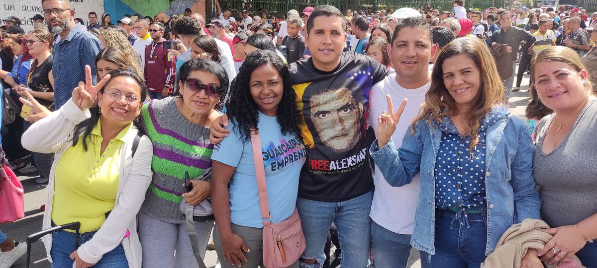 Una vez más defendiendo nuestra soberanía.  

Movimiento Free Alex Saab presentes en la Gran Marcha de Inicio de Campaña 'Venezuela Toda' en la Parroquia Los Teques-Municipio Bolivariano de Guaicaipuro. 

¡El sol de Venezuela nace en el Esequibo! 🇻🇪

#SíPorElE5equibo