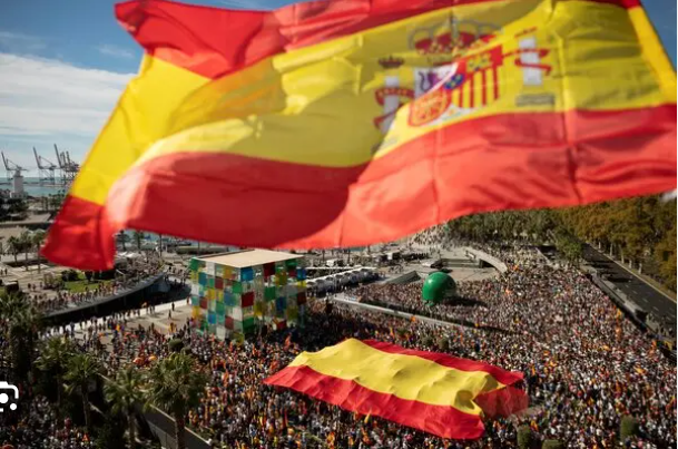 WelatInfo's tweet photo. https://t.co/7F1TCmM5tI
Bi sedhezaran kes li Îspanyayê peymana bi Katalonyayê re protesto dikin. Netewperestên Îspanyol herî zêde reaksiyon nîşanî efûya siyasî didin. Li gorî peymanê wê hemû serxwebûnxwazên Katalan bên efûkirin.
#Spainprotests #îspanya #infowelat https://t.co/2j6LMJP9K1
