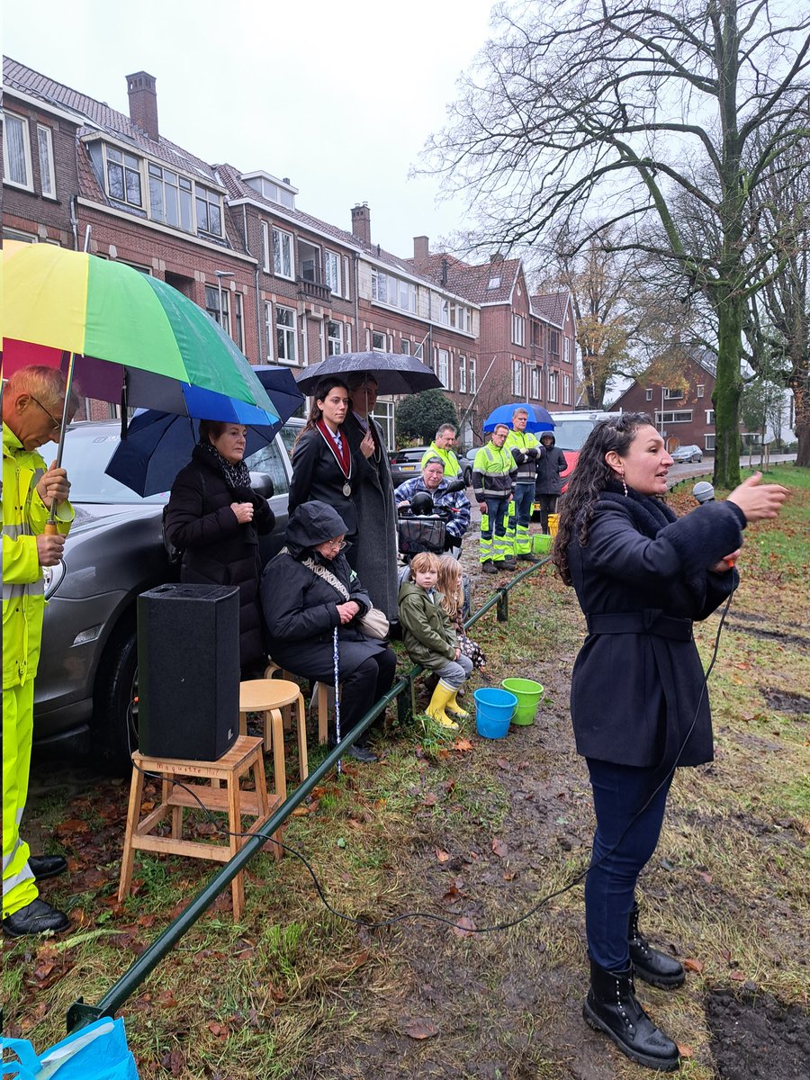 Als je soms langs de oever van het Wilhelmina park komt hollen.
Zorgen familie en hulpjes van Trui van Lier voor haar letters in bloembollen.