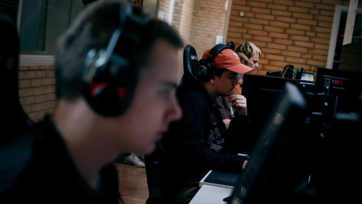 Femmøller Falcons (@femmoeller) on Twitter photo twitch.tv/masonictv
Danmarks bedste CS-efterskole & <a href="/olgodefterskole/">Ølgod Efterskole</a> skal nu dyste på tre maps, vi har fået læreren på serveren pga. særlige omstændigheder. 👴 twitch.tv/masonictv
Danmarks bedste CS-efterskole & <a href="/olgodefterskole/">Ølgod Efterskole</a> skal nu dyste på tre maps, vi har fået læreren på serveren pga. særlige omstændigheder. 👴