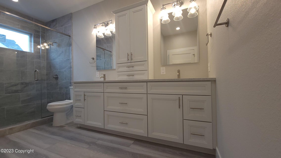 JenniferSevores's tweet photo. All you need for Christmas is a New Home🏡!! Call me today for a private showing. This amazing new construction is completely finished and boasts 3 bedrooms, 3 bathrooms, Main level living. Team Properties Group LLC- 
Jennifer M Sevores
(307)660-9530
https://t.co/lxa6zzidZd https://t.co/2m1nErsw04