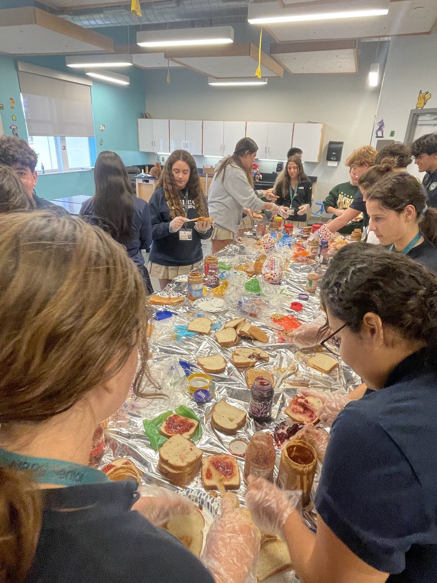 _alexisash's tweet photo. Extremely proud of Interact Club! With the help of 97 volunteers, we were able to make 600 PB &amp; J sandwiches for the local Our Father’s House Soup Kitchen in Pompano Beach, Florida 🧡🧡@NBPSEagles https://t.co/SEPnz6P2Zt