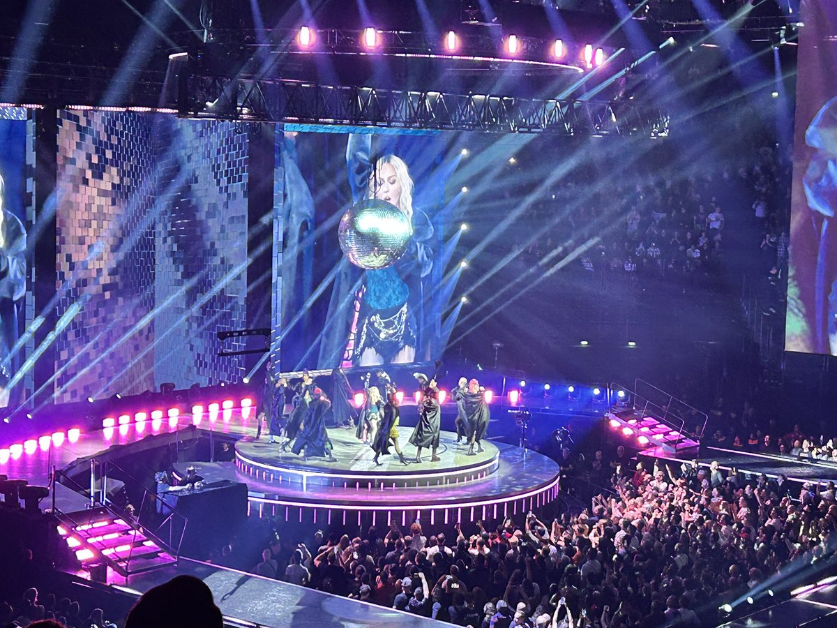 LilNonny's tweet photo. Un show scéniquement époustouflant 🥰🔥de l’émotion 🫶💕une célébration des moments iconiques de 40 ans de carrière 🙏@Madonna d’être toujours là et de nous surprendre à chaque concert 🥰🙌  #CelebrationTour #Paris https://t.co/PAiaT4RJ3O