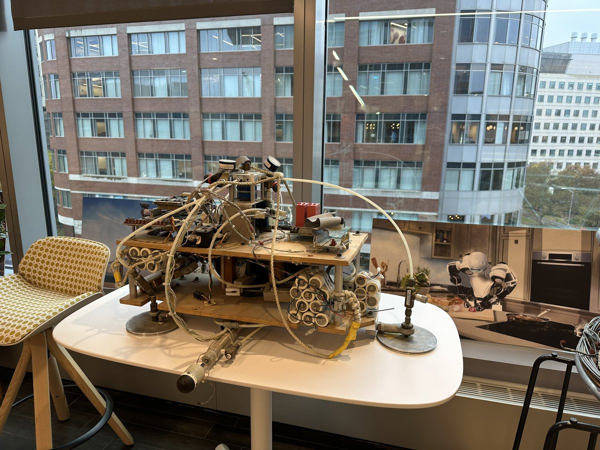 BAtaseligi's tweet photo. Yapay zekâ ve robotik tasarım şirketi Boston Dynamics’teki Türk mühendis Tarık Keleştemur ile bir araya gelerek robotik teknolojilere yönelik bilgiler edindik. 

Yazılım ve teknoloji alanındaki lise öğrencilerimizle Boston’daki başarılı Türk gençlerimizi buluşturacağız. https://t.co/249S3w77wS