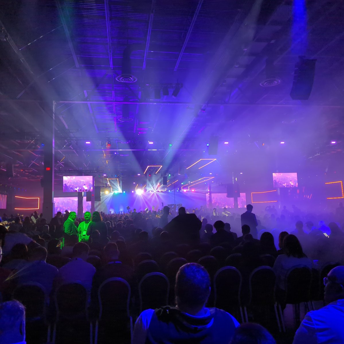 ADSKResearch's tweet image. General session is hoppin&apos; 🎉 #AU2023 #AutodeskResearch