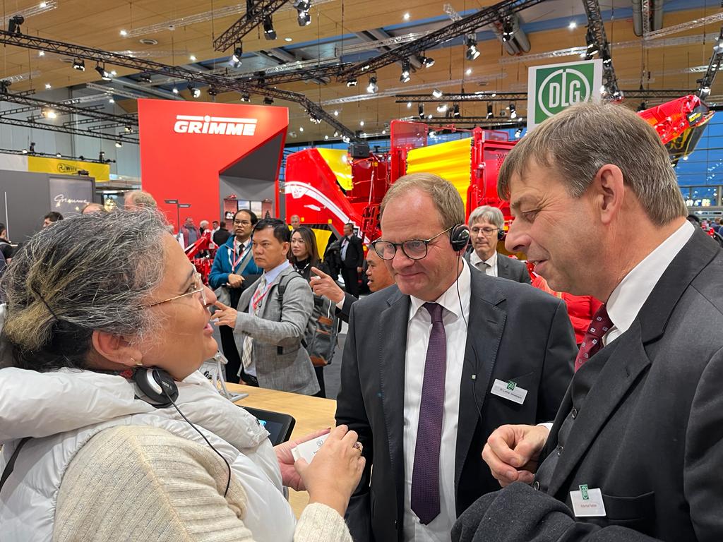 At #Agritechnica2023 in #Hannover, Amb Saqlain Syedah met Mr. Cem Oezdemir, 🇩🇪 Federal Minister of Food &amp; Agriculture.
Amb also, held meetings with relevant stakeholders during her visit.

 <a href="/ForeignOfficePk/">Ministry of Foreign Affairs - Pakistan</a> 
<a href="/PkPublicDiplo/">Public Diplomacy Pakistan</a>
<a href="/PakinFrankfurt/">Pakistan Consulate General Frankfurt</a> 
@AHKUae
<a href="/official_tdap/">Trade Development Authority Of Pakistan (TDAP)</a>
<a href="/DLGeV/">DLG e.V.</a>