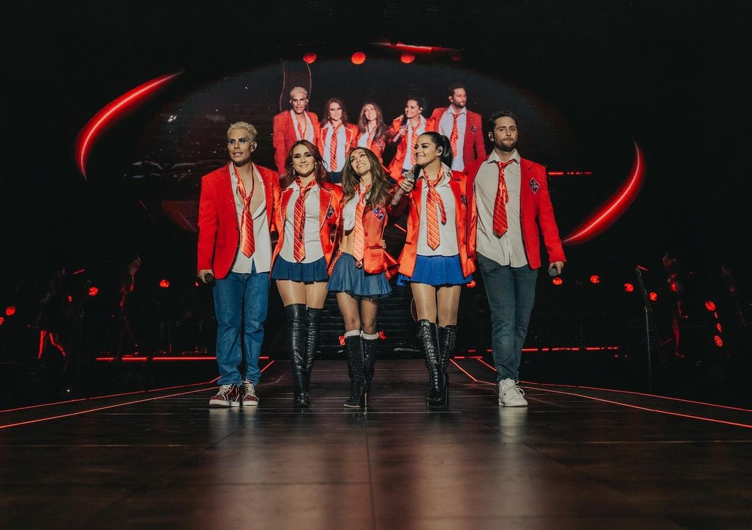 Um violão e minha infância Escola e minha primeira vez Amigos que não vi novamente Eles estão ficando atrás de mim #RBD #ySoyRebeldeTour