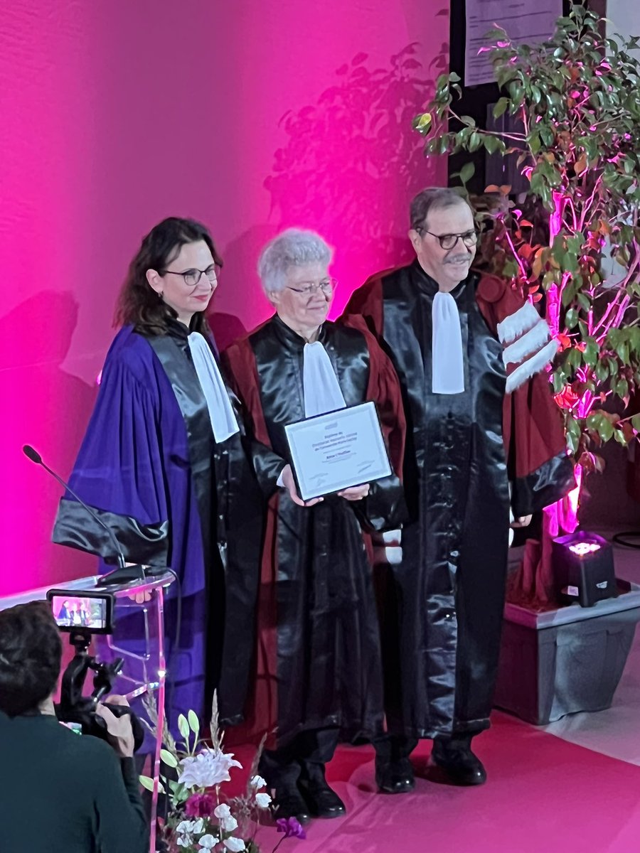 🔴Prix de Docteur #HonorisCausa de @UnivParisSaclay décerné à Anne L’Huillier en la présence de @Estelle_Iacona, Présidente #UPSaclay, Alain Aspect, parrain de #ceremonie, @Remi_Carminati, directeur @InstitutOptique, Erik Renström, recteur de @lunduniversity mais également 👇