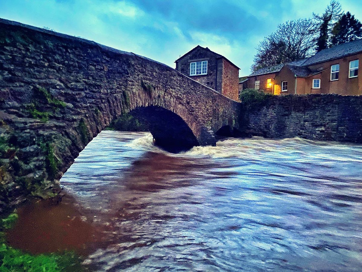 Coast to Coasters may have experienced Cumbrian Summer rain but this is Autumn rain. After a very wet dog walk we might disagree with Wainwrights quote ‘there is no such thing as inclement weather’ 😊
#StormDebi #wainwrightscoasttocoast #coasttocoastwalk #Cumbria @VisitEden