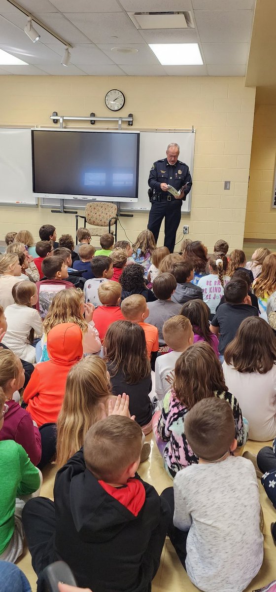nolanswizards's tweet photo. Thank you for reading to us today @gnzebaot @LondonOhioPD https://t.co/qy2n682fgL