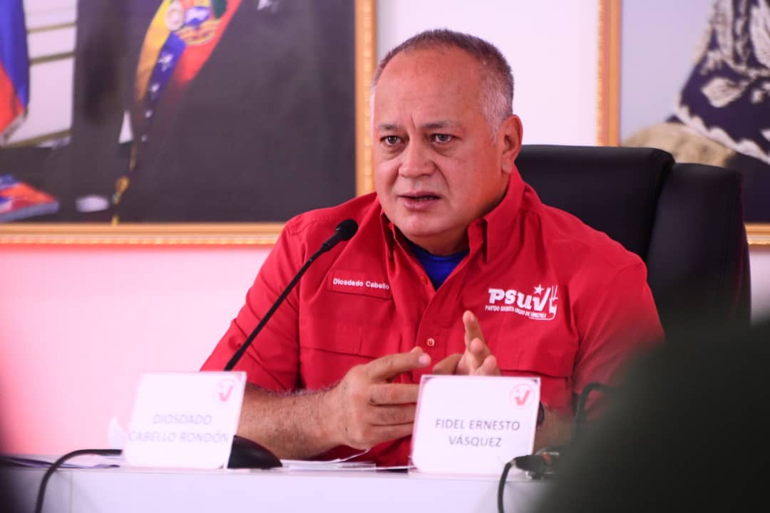 PartidoPSUV's tweet photo. "Nosotros podemos tener un millón de pruebas, el que quiera ver lo que sucede con la Guayana Esequiba debe referirse al Acuerdo de Ginebra. La Corte Internacional de Justicia estará para otras cosas, que sectores opositores la estén defendiendo, defienden que nos roben el territorio del Esequibo. La orden que les dieron es la ambigüedad, háganse los locos o las locas", Diosdado Cabello. 

@dcabellor 
#ElEsequiboX5EsVenezuela