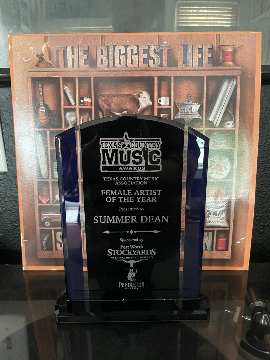 Congrats to the award-winning @summerdeanmusic who took home Female Artist of the Year at the Texas Country Music Awards! We recommend putting on her album 'The Biggest Life' to celebrate! summerdean.fanlink.to/thebiggestlife