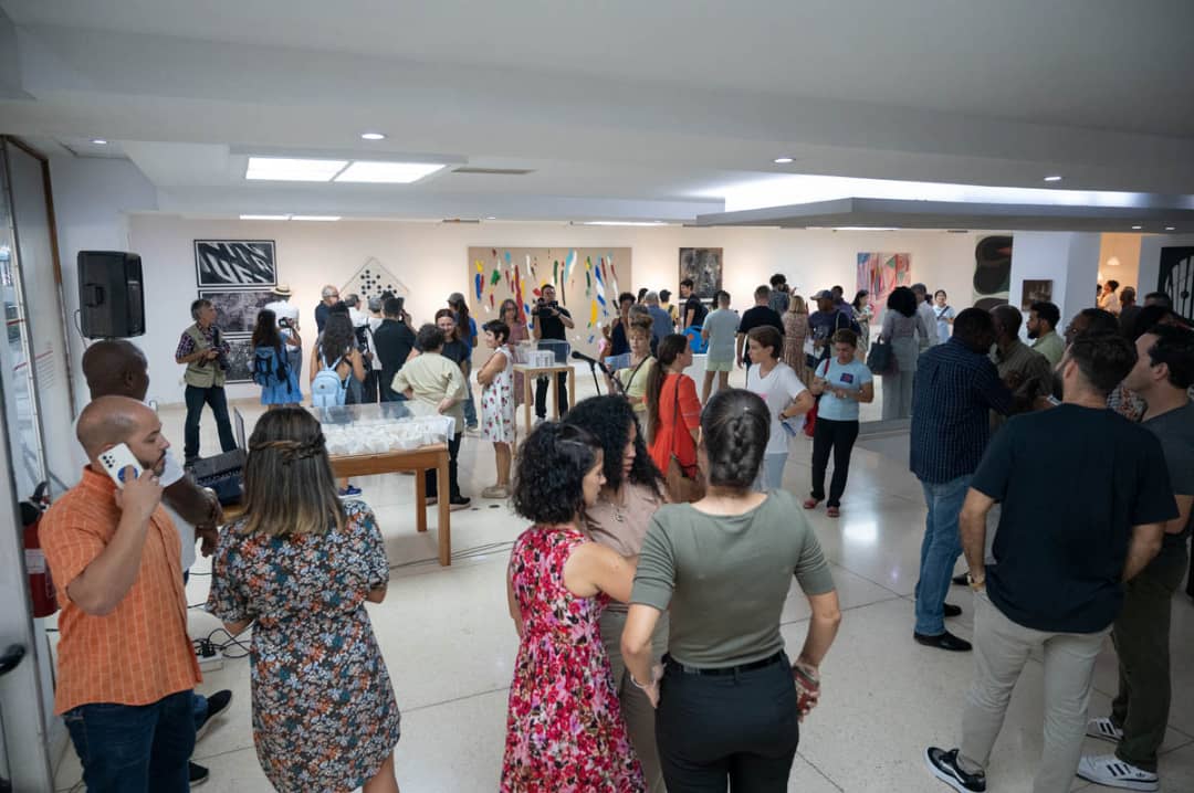 El viernes quedó inaugurada la exposición colectiva  "Territorio para pensar, más allá del arte y las cartografías" en el  Centro de Prensa Internacional, con curaduría de Jorge Fernández,  Director del MNBA y Dannys Montes de Oca, Crítico de Arte, Curadora e  Investigadora.