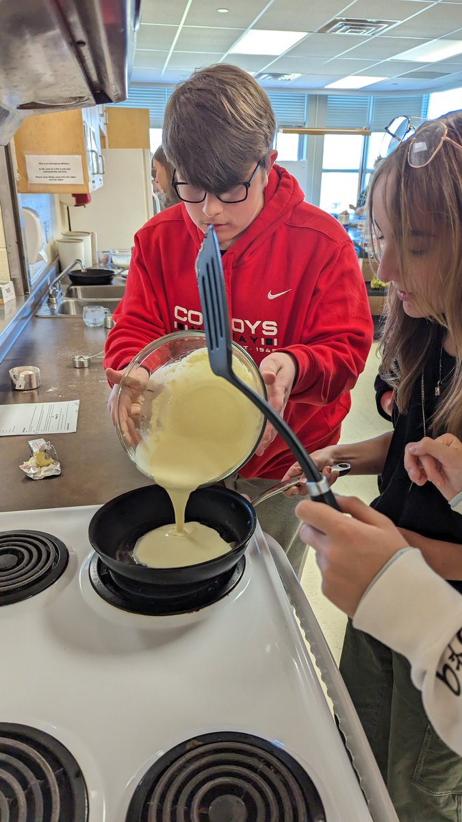 wfdlandry's tweet photo. Qu'est-ce que tu fais avec ton prof de français @MedwayHS ?  Today we had students from both Gr. 10 French classes in the kitchen during lunch for an "Atelier de crêpes" (crêpe workshop) Bon appétit ! 👨‍🍳 https://t.co/liCDiAj1yu