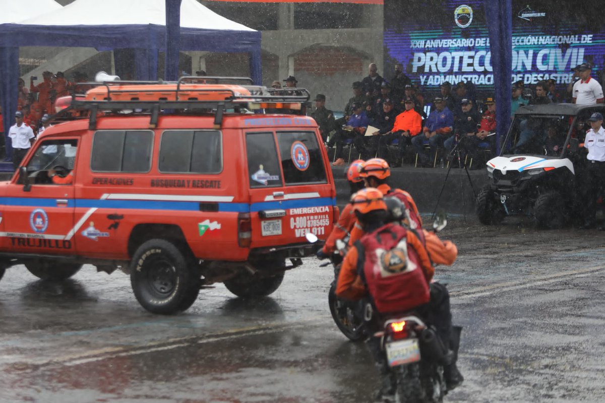 #13NOV || Durante la jornada, realizaron una demostración de rescate en sitio confinado y atención de heridos en situaciones de emergencia. 

#Esequibox5EsVenezuela