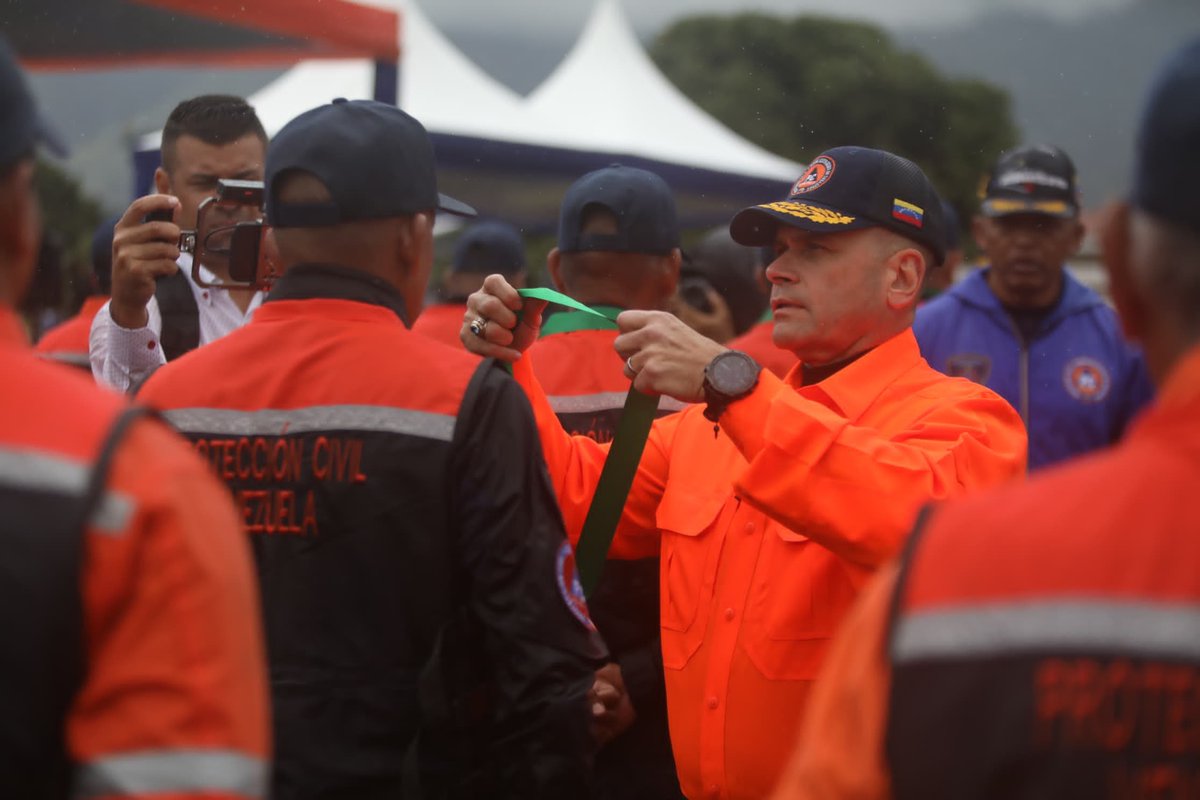 #13NOV || En la actividad, el Almirante en Jefe realizó la entrega de la Orden a la Paz y ascendió a los hombres y mujeres de naranja, por su destacada labor en la atención de las situaciones de desastres naturales o antrópicos.

#EsequiboX5EsVenezuela