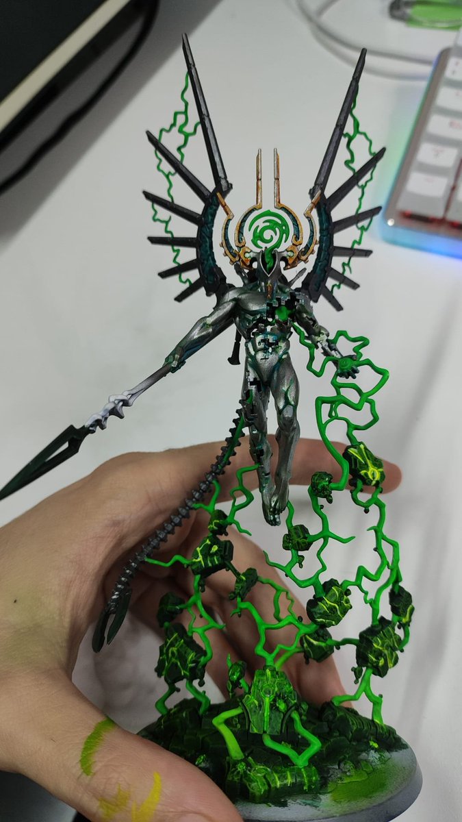 Esto se me va a hacer terriblemente eterno, he estado dos horas pa dar la capa base de los rayos verdes D: