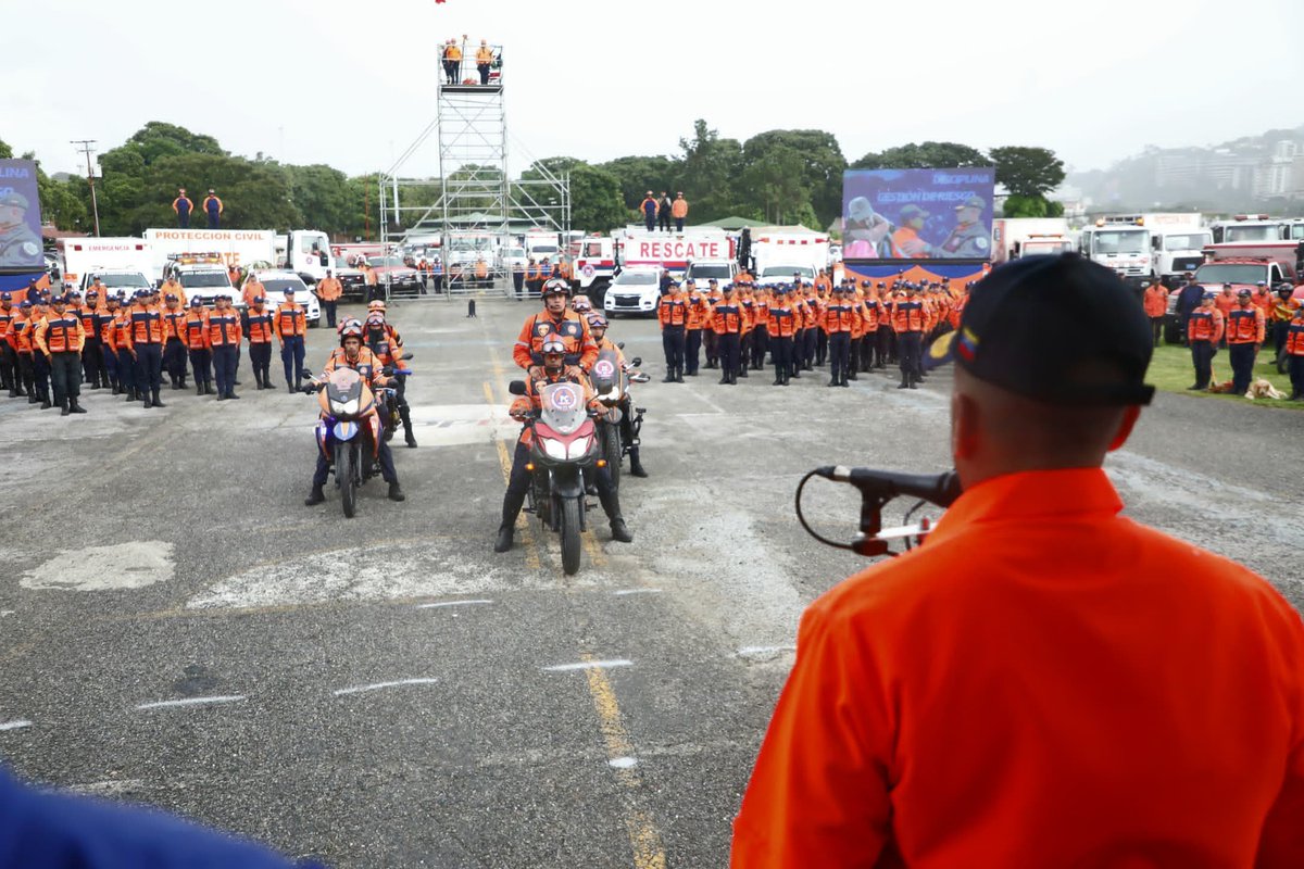 #13NOV || El Almirante en Jefe, felicitó en nombre del Pdte. <a href="/NicolasMaduro/">Nicolás Maduro</a> a los más de 8 mil hombres y mujeres que conforman este órgano de seguridad ciudadana especializado en la gestión de riesgo.

#EsequiboX5EsVenezuela