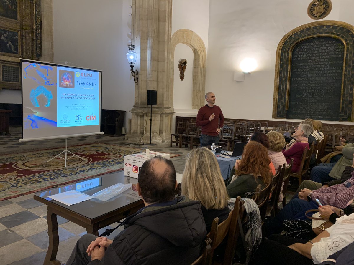 clpu_icts's tweet photo. #ICTSNews Comenzamos con @RaulRivasG a descubrir el espectáculo de los microbios luminiscentes. Con lleno en la sala! 👏🏻👏🏻👏🏻 https://t.co/0ZG7wlnFLh