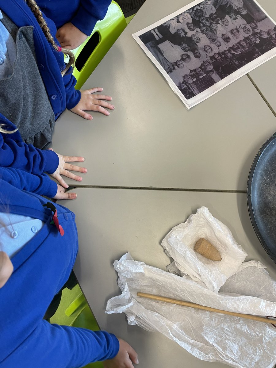 WfaYear2's tweet photo. Exploring Victorian artefacts, linking to our new enquiry 🔎💭 #wfahistorians https://t.co/BvgqrhI0jc