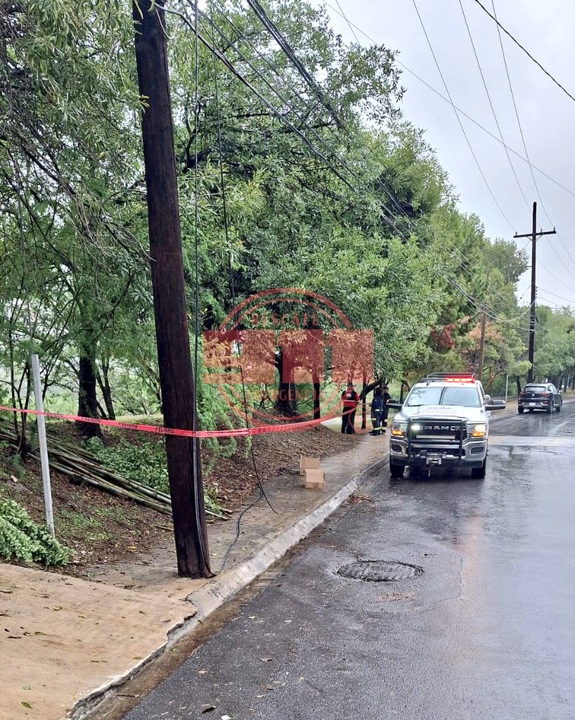 Rescate911SP's tweet photo. Nos encontramos atendiendo el reporte de un cable de media tensión derribado sobre la calle Alejandría y Bizancio en la Col. Jardines de San Agustín.

#SPGG #911PCSP https://t.co/SUdsF5US4D