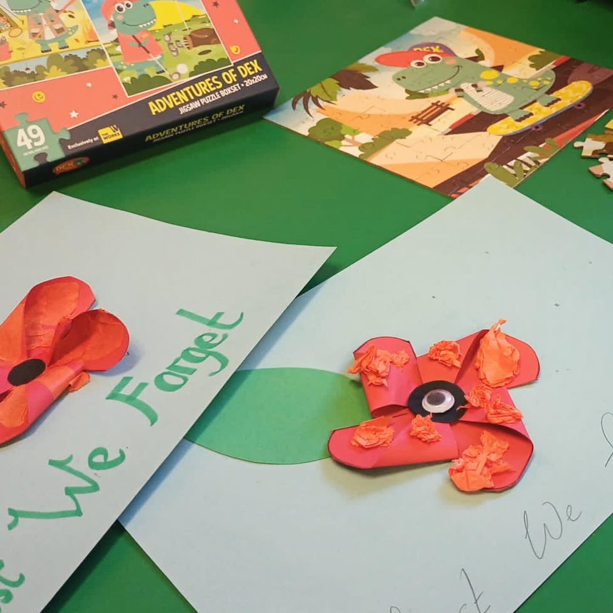 CharltonLib's tweet image. We marked #RemembranceDay during #LibraryFunClub at #CharltonLibrary on Saturday. 🎨 We made #LestWeForget poppy pictures using lots of different materials to remember the fallen. Join us on Saturdays at 10:30-11:30am for #Crafting + borrow books 📚 #LoveYourLibrary
