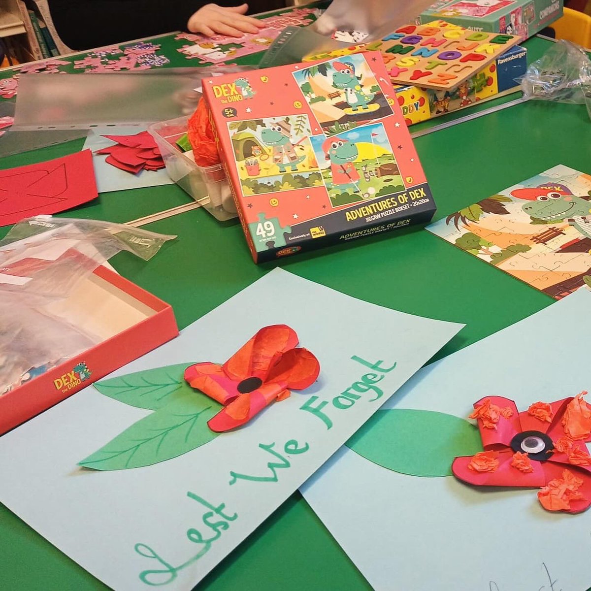 CharltonLib's tweet image. We marked #RemembranceDay during #LibraryFunClub at #CharltonLibrary on Saturday. 🎨 We made #LestWeForget poppy pictures using lots of different materials to remember the fallen. Join us on Saturdays at 10:30-11:30am for #Crafting + borrow books 📚 #LoveYourLibrary