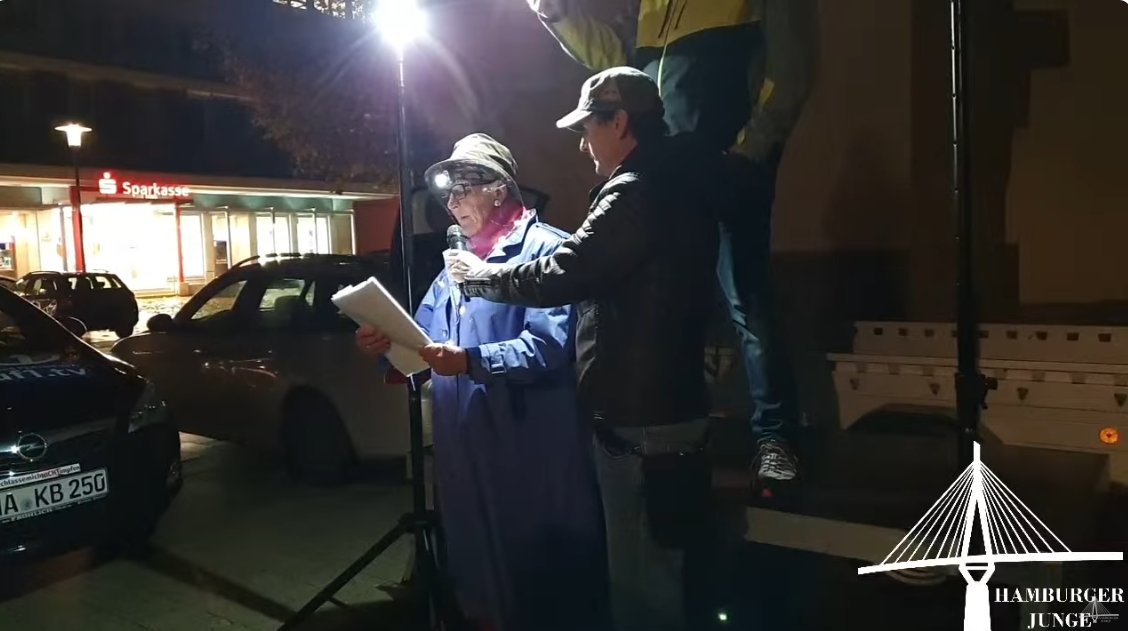 Heimarbeit5's tweet photo. Heute spielen regionale "Friedenskampf"-Gruppen in #Detmold "Volk". Ca. 80 Figuren zogen mit DJ "Hetze" #MichaelSchele und #dieBasis, Partei für #Antisemitismus, durch die Stadt. Am Ende Jammerei von Oma Ilse: "Unsere deutsche Fahne muss sich schämen, dass sie deutsch ist" https://t.co/7HA0nEhc93