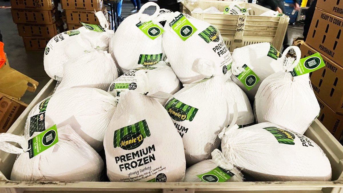 Jennieo's tweet image. About this morning… here are some exciting moments from this amazing event with our friends at @todayshow and @feedingamerica. Stay tuned here for more.
@GuinnessWorldRecords

#guinnessworldrecords #officiallyamazing #largestturkeydonationin24hrs #thanksgiving #WorldKindnessDay