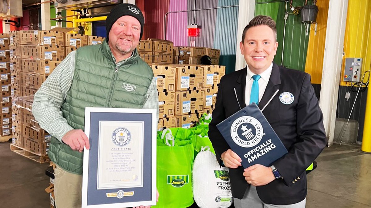Jennieo's tweet image. About this morning… here are some exciting moments from this amazing event with our friends at @todayshow and @feedingamerica. Stay tuned here for more.
@GuinnessWorldRecords

#guinnessworldrecords #officiallyamazing #largestturkeydonationin24hrs #thanksgiving #WorldKindnessDay