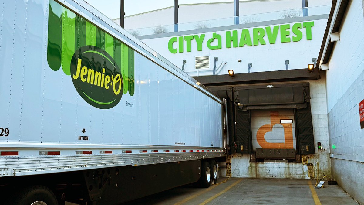 Jennieo's tweet image. About this morning… here are some exciting moments from this amazing event with our friends at @todayshow and @feedingamerica. Stay tuned here for more.
@GuinnessWorldRecords

#guinnessworldrecords #officiallyamazing #largestturkeydonationin24hrs #thanksgiving #WorldKindnessDay