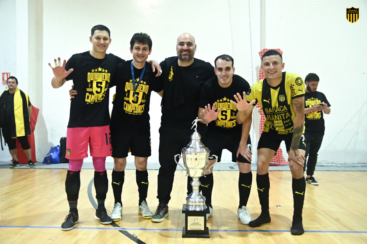 CINCO DE CINCO. Los jugadores que estuvieron todo el quinquenio de Peñarol junto al presidente del fútbol sala Marcelo Solomita:  Mathías Fernández, Pablo Lanza, Nicolás Ordoqui y Brandon Díaz ✋⚫🟡📸 <a href="/FutbolSalaCAP/">PEÑAROL | Fútbol Sala</a>
