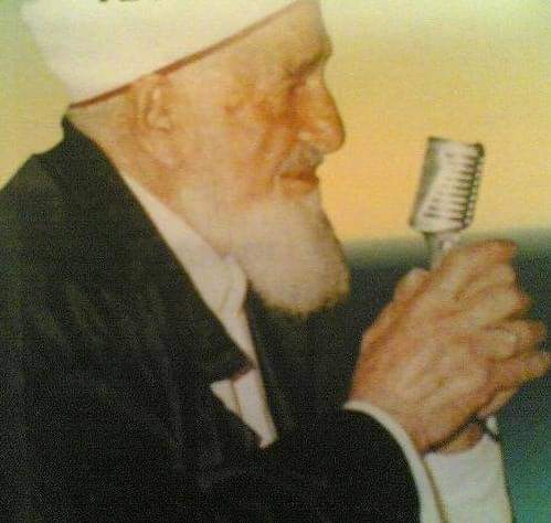 İnsanlar bir tuhaf efendim! Darlık darlık darlık deyip duruyorlar devamlı!...
Darlık sende kardeşim! Sen evvela şu içindeki darlığı bir at da, bir defa abdestini al da bir koş bakalım Allah neler halkedecek!..
*Gönenli Mehmet Efendi (,k.s)Hz."