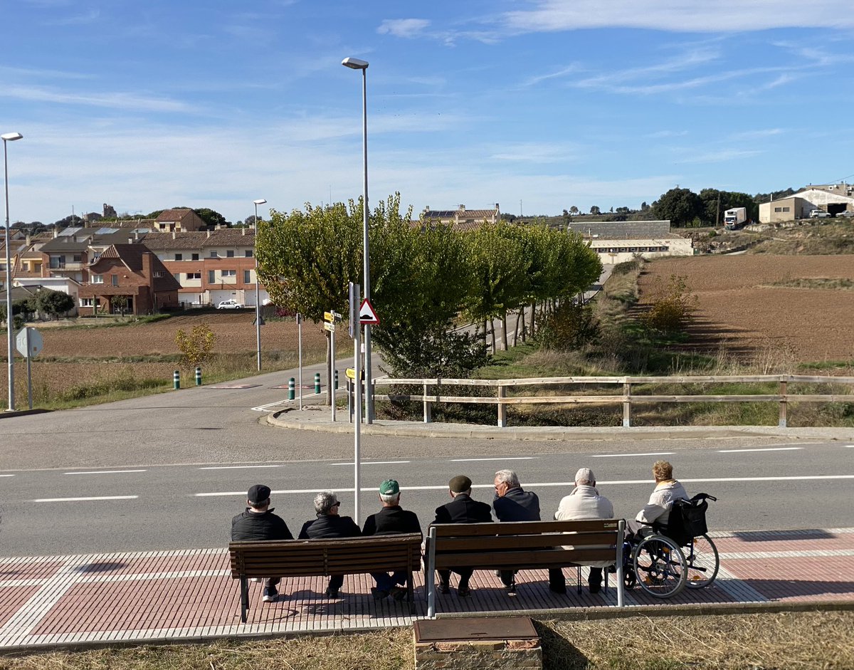 PeyJordi's tweet photo. Vet aquí els 7 MAGNÍFICS del banc de la saviesa de l'avda. Pau Casals de @pratsdellucanes, lloc on es troben cada matí per fer-la petar i arreglar el món, q tanta falta li fa. Són la Conxita, el Jordi, el Lluís, els dos Valentí, el Ramon i el Molina. La foto és d’avui, 13/11/23. https://t.co/0vu7AU74JV