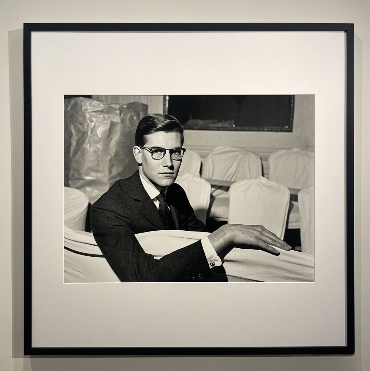 jpgh75's tweet photo. Très belle exposition de photographies d’ #AndreOstier à la galerie Jacques Lacoste, avenue Matignon. Ici, un portrait connu d’#YvesSaintLaurent de 1959.
A découvrir absolument… https://t.co/dfglXhhXUg