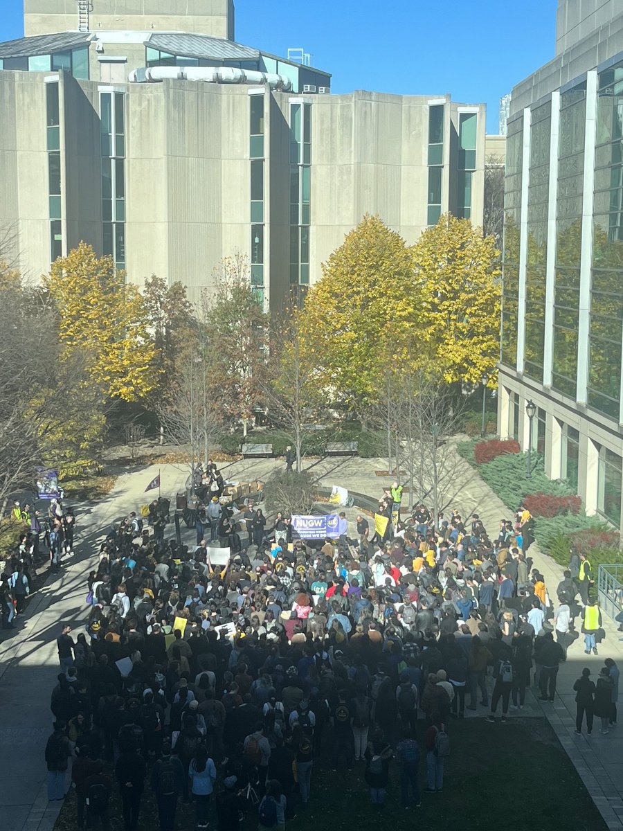 Five days after Northwestern canceled its full-day bargaining session with <a href="/NorthwesternGW/">Northwestern University Graduate Workers (NUGW)</a> (previously scheduled for tomorrow), the union is protesting for better pay in Silverman Courtyard. Story to come by <a href="/SQPowers04/">Samantha Powers</a> for <a href="/thedailynu/">The Daily Northwestern</a>.
dailynorthwestern.com/2023/11/09/cam…