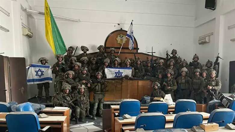 Soldados de la Brigada Golani de las FDI izaron la bandera israelí en el parlamento de Hamás en Gaza #HamasisISIS #Israel #Gaza #IDF #Hamas #Hezbollah #Palestine #WestBank #Jihad #فلسطين #بالقدس #السلطة #Iran #هنية #نابلس #السهم_الواقي #اطلاع‌نگاشت Noticia en desarrollo...