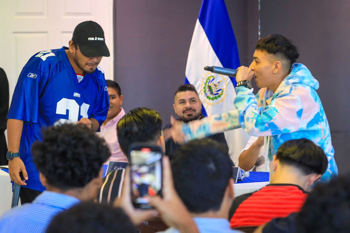 TejidoSocialSv's tweet photo. En la clausura, disfrutamos de la participación musical de los talentosos raperos locales K-mikc y Zen. El broche de oro fue Rodrigo Leiva, un niño de 10 años que, gracias a los talleres ofrecidos en este CUBO, está fortaleciendo sus habilidades en el freestyle. https://t.co/ksSjHh2FLd