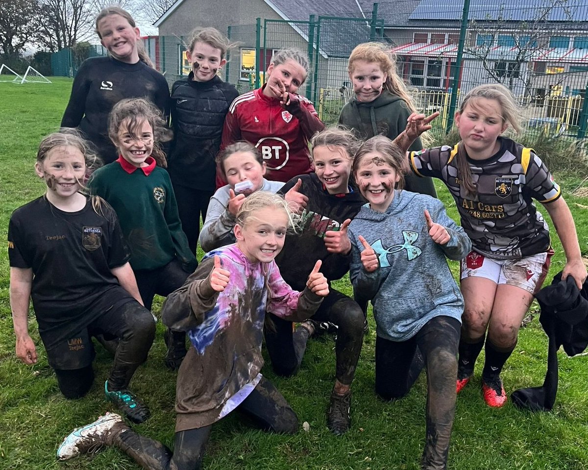 YsgLlanllechid's tweet image. Genod ni heddiw hefo Miss Elin! 🏉 #joio  #Rugby @CRBethesda @CyngorGwynedd #chwaraeon @LlC_Addysg