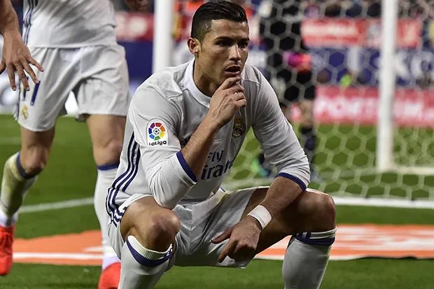 22feno's tweet image. je signe à Dortmund personne me connaît, terrain mouillé 1er ballon en ligue des champions je met un petit pont semelle à Van Dijk il perd l’équilibre je jette le ballon en touche et j’le regarde comme ca