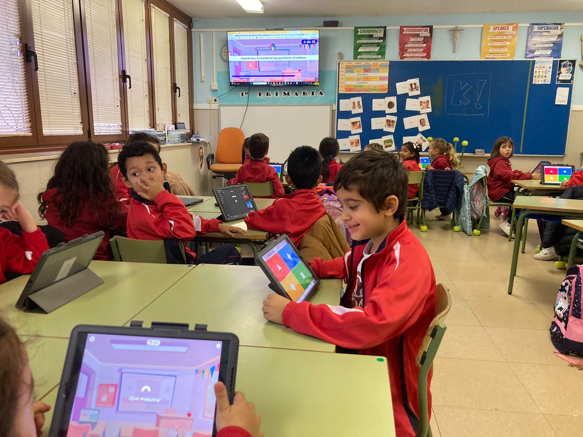 vmh_feye's tweet photo. En 1° de #Primaria, durante la clase de Ed. Física, repasamos con @Kahoot cómo actuar ante cualquier situación de riesgo o accidente ¡Prueba superada! #vmhFEyE #colegiosFEyE #CompetenciaDigital #TicTacTep https://t.co/oErJLNgYdn