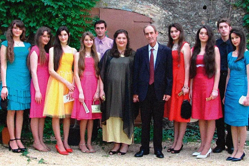 cojonaco's tweet photo. jefe: en esta empresa somos como
una familia!! 😍

la familia en cuestión: https://t.co/SnCL3ZeZt5