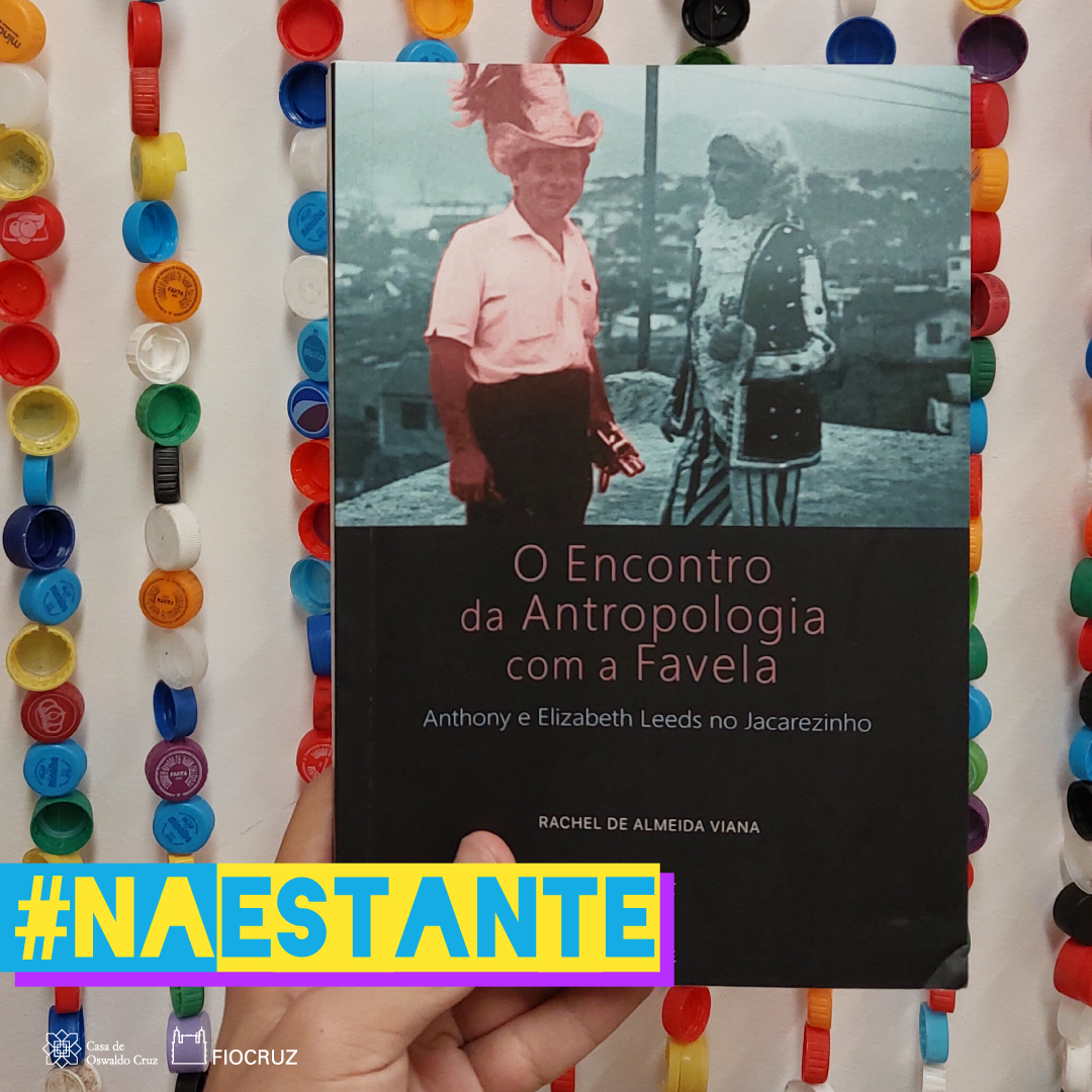 📚 Disponível na Biblioteca de Divulgação Científica Iloni Seibe, a publicação fala sobre os encontros entre Anthony Leeds, os jovens pesquisadores do Peace Corps no Brasil, os estudantes do Museu Nacional e os moradores das favelas do Rio, na déc. de 1960.