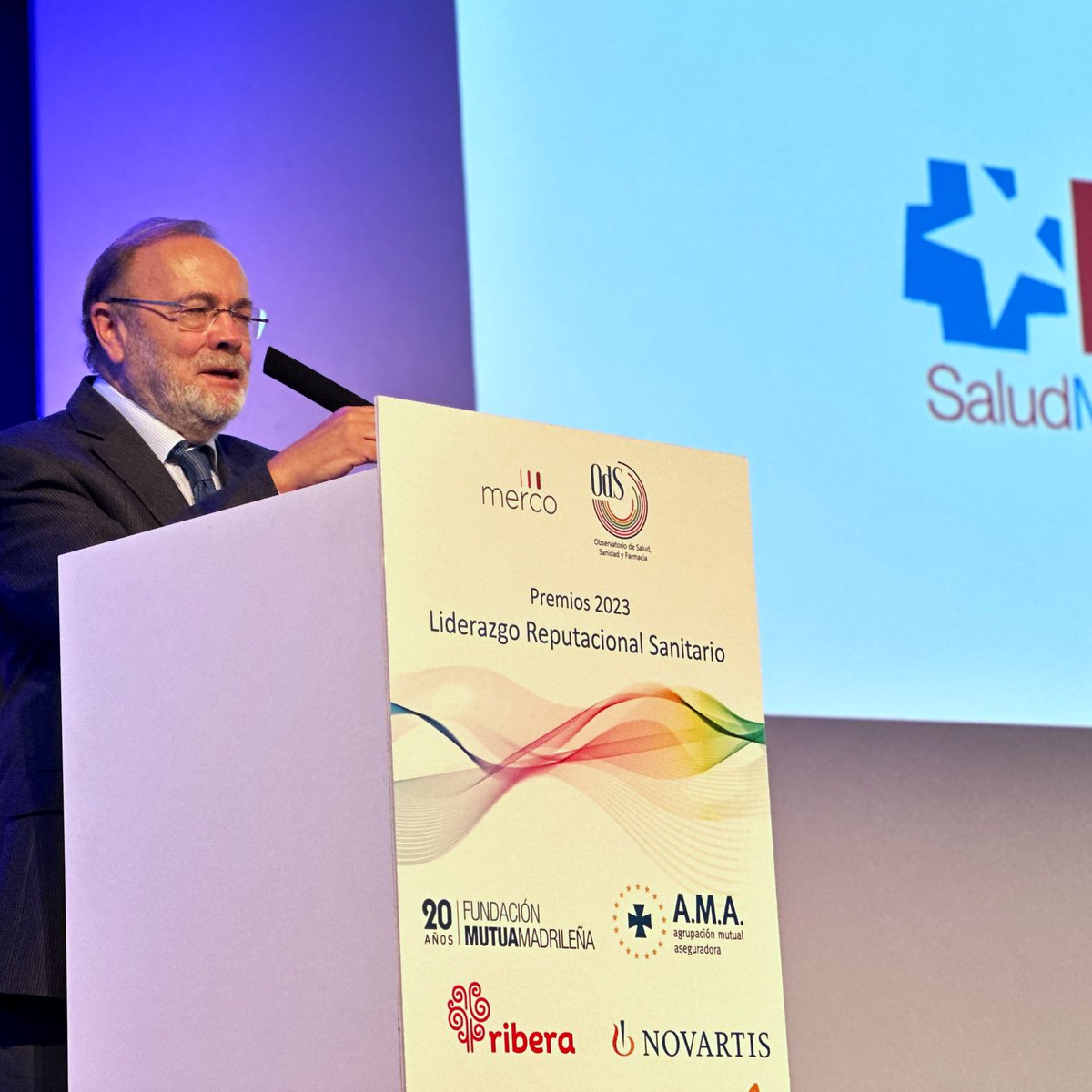 LaPaz2030's tweet photo. 🏆El director gerente del #HospitalLaPaz Rafael Perez-Santamarina y el director científico de @IdiPAZScience José Luis López Sendón recogen el premio al liderazgo reputacional en I+D+I en nombre de todos los profesionales del complejo 
#PremiosMercODS de @mercoranking y @OdSalud https://t.co/6H61Gd5xqe
