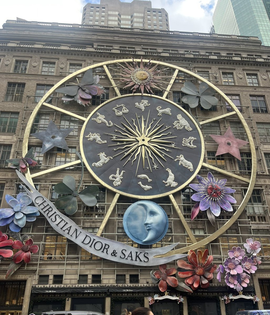 Reloj astrológico en la 5ta Avenida de Nueva York, cortesía de Christian Dior.