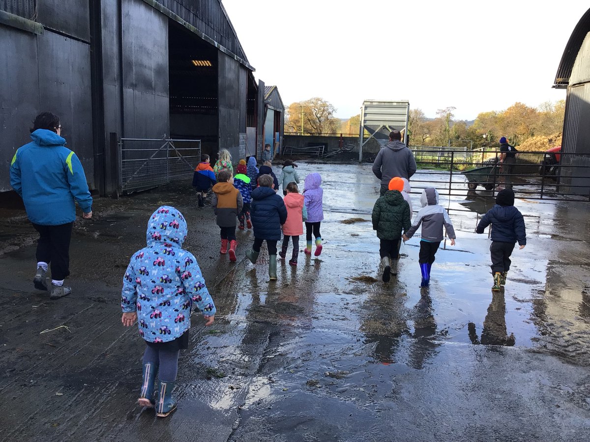CarregHirfaen's tweet photo. Dosbarth Crwys yn mwynhau ymweliad a fferm leol i ddysgu am gynnyrch anifeiliaid. Diolch yn fawr am y croeso cynnes. #CrwysCH #ymaacacwCH #themaCH https://t.co/iRmyuVaNJP