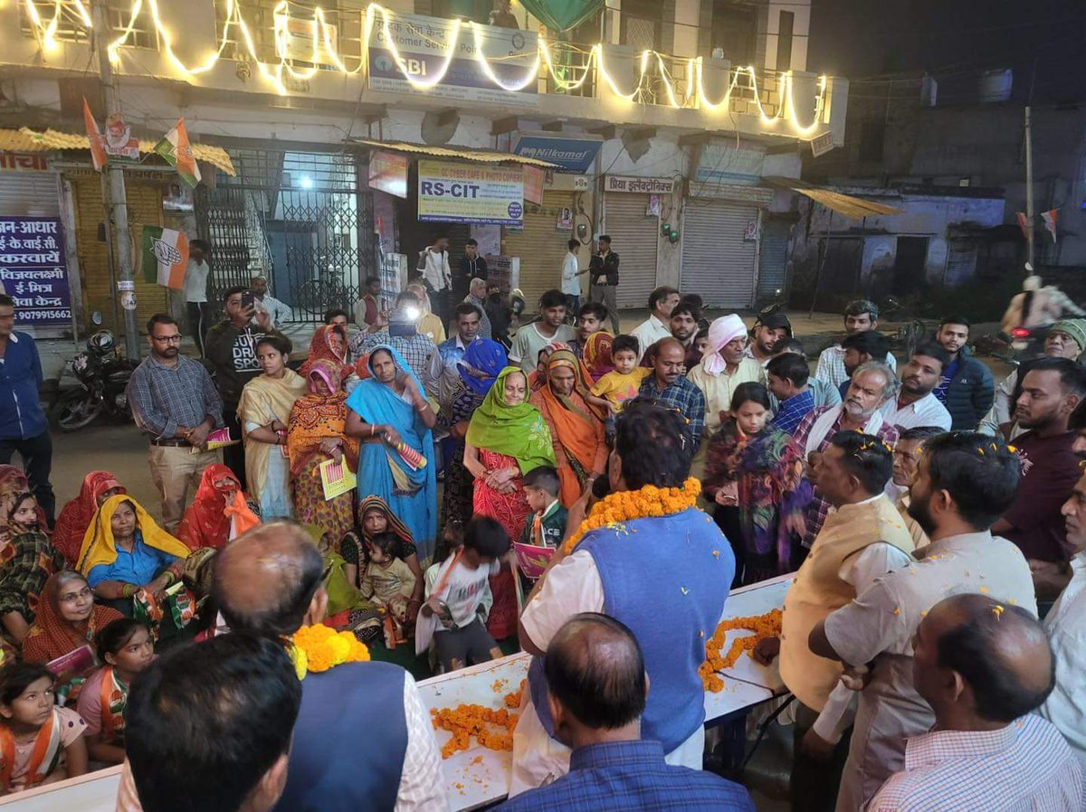 मामा ट्रांसपोर्ट के सामने स्वर्ग रोड पर आयोजित  जनसंपर्क कार्यक्रम।।
#विकास #विकास_पुरुष #काम_किया_दिल_से_कांग्रेस_फिर_से