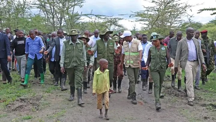 Boy walks barefoot in front of the president, his deputy and their coterie of groupies. None seemed to notice that something was off. If they can’t notice such a glaring error right in front of their eyes, you think they care about you in Kwale, Bungoma, Mathira or Sugoi?